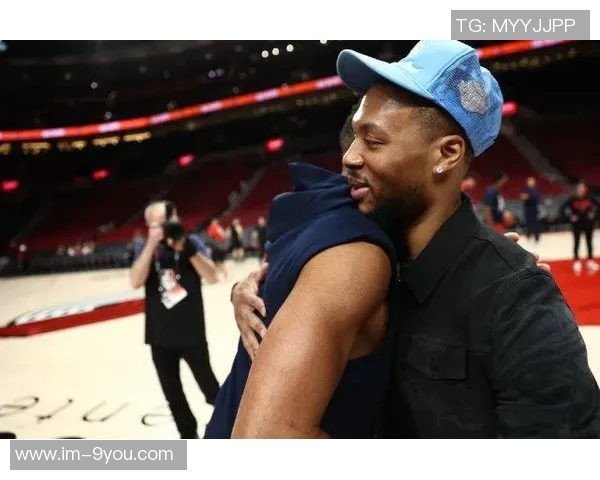 昔日双枪重聚波特兰麦科勒姆赛后与利拉德深情拥抱致敬