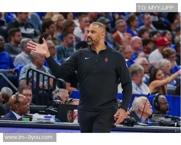 里夫斯强调全队协作防守的重要性球员天赋众多需齐心合力